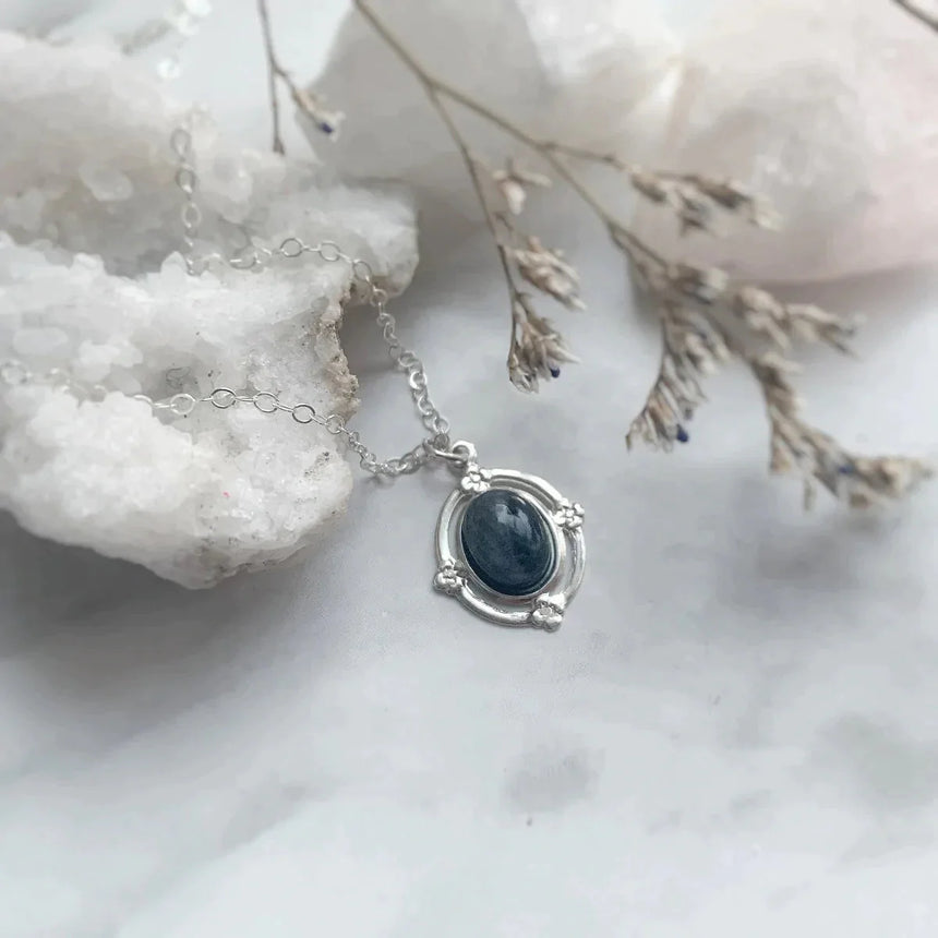 Astrophyllite Necklace Hips-sister 